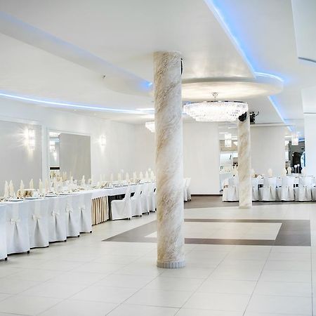 Pelikan Aleksandrów Łódzki Buitenkant foto