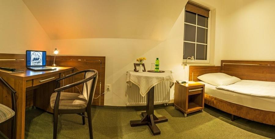 Pelikan Aleksandrów Łódzki Buitenkant foto