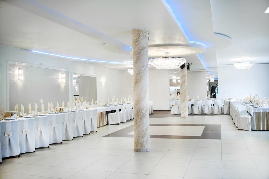 Pelikan Aleksandrów Łódzki Buitenkant foto