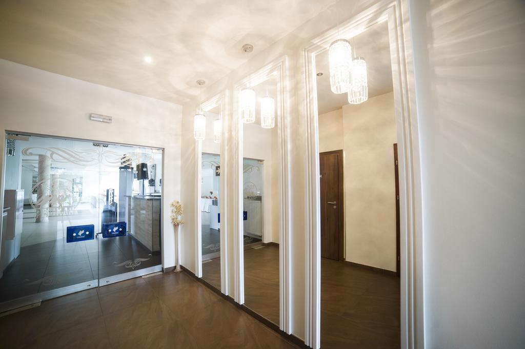 Pelikan Aleksandrów Łódzki Buitenkant foto